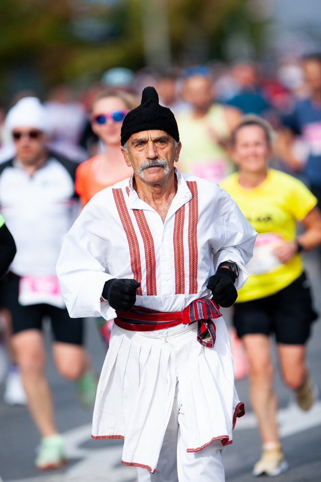 bale-brzi-72-e-herojot-od-skopski-maraton-istrcha-42km-vo-narodna-nosija-trcham-ushte-od-18-godini-16.jpg