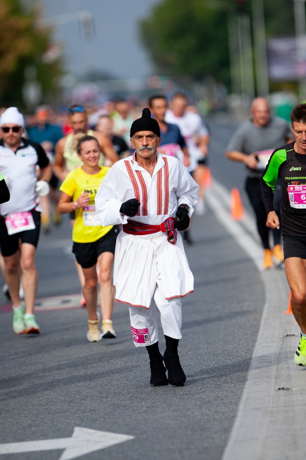 bale-brzi-72-e-herojot-od-skopski-maraton-istrcha-42km-vo-narodna-nosija-trcham-ushte-od-18-godini-17.jpg