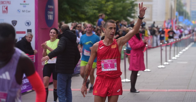 dario-ivanovski-triumfirashe-na-viz-er-skopskiot-maraton-rekordni-nad-14-000-uchesnici-na-skopskite-ulici-01.jpg