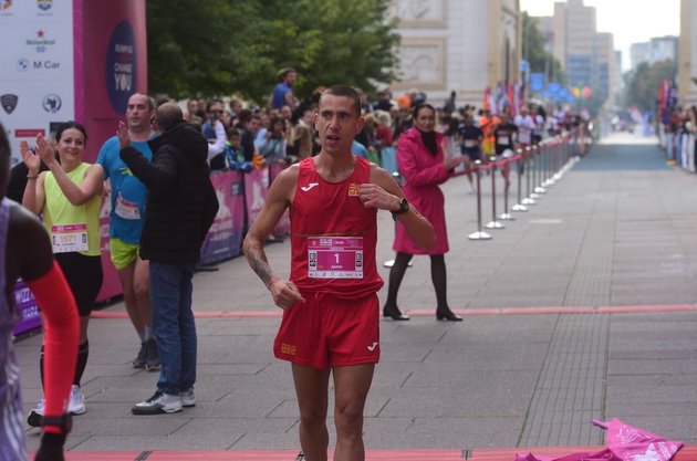 dario-ivanovski-triumfirashe-na-viz-er-skopskiot-maraton-rekordni-nad-14-000-uchesnici-na-skopskite-ulici-02.JPG