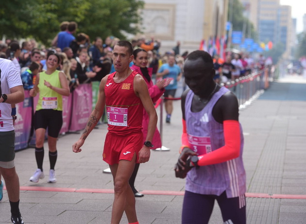 dario-ivanovski-triumfirashe-na-viz-er-skopskiot-maraton-rekordni-nad-14-000-uchesnici-na-skopskite-ulici-03.JPG