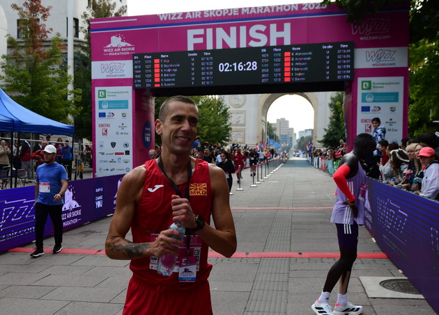 dario-ivanovski-triumfirashe-na-viz-er-skopskiot-maraton-rekordni-nad-14-000-uchesnici-na-skopskite-ulici-07.JPG