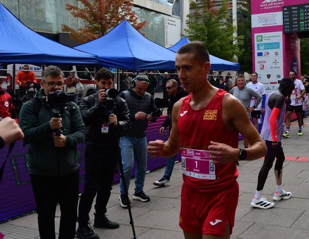 dario-ivanovski-triumfirashe-na-viz-er-skopskiot-maraton-rekordni-nad-14-000-uchesnici-na-skopskite-ulici-08.JPG