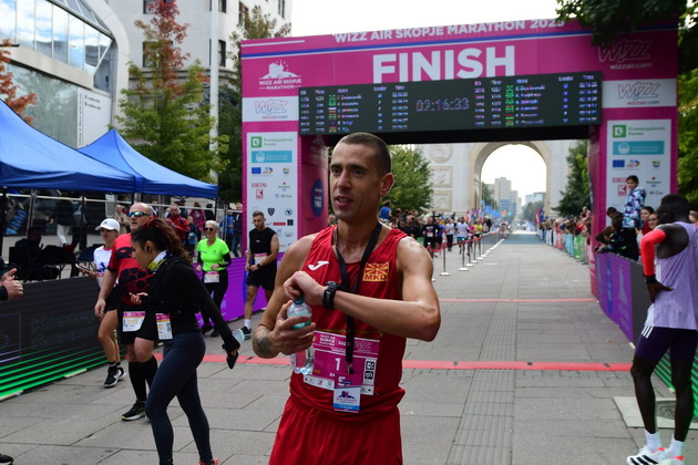 dario-ivanovski-triumfirashe-na-viz-er-skopskiot-maraton-rekordni-nad-14-000-uchesnici-na-skopskite-ulici-09.JPG