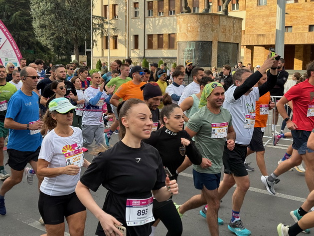 dario-ivanovski-triumfirashe-na-viz-er-skopskiot-maraton-rekordni-nad-14-000-uchesnici-na-skopskite-ulici-14.jpeg