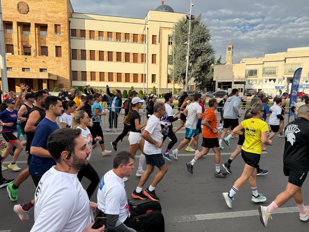 dario-ivanovski-triumfirashe-na-viz-er-skopskiot-maraton-rekordni-nad-14-000-uchesnici-na-skopskite-ulici-16.jpeg
