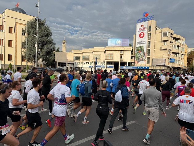 dario-ivanovski-triumfirashe-na-viz-er-skopskiot-maraton-rekordni-nad-14-000-uchesnici-na-skopskite-ulici-17.jpeg