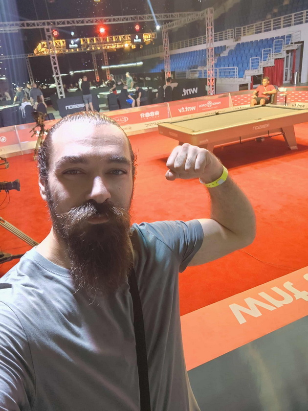 hristijan-prodanov-srede-poplavite-vo-vietnam-za-crnobelo-dojdov-na-bilijard-chekoram-vo-voda-do-gluzhdovi-06.jpg