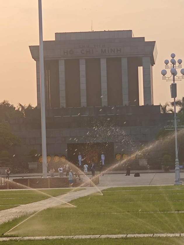 hristijan-prodanov-srede-poplavite-vo-vietnam-za-crnobelo-dojdov-na-bilijard-chekoram-vo-voda-do-gluzhdovi-13.jpg