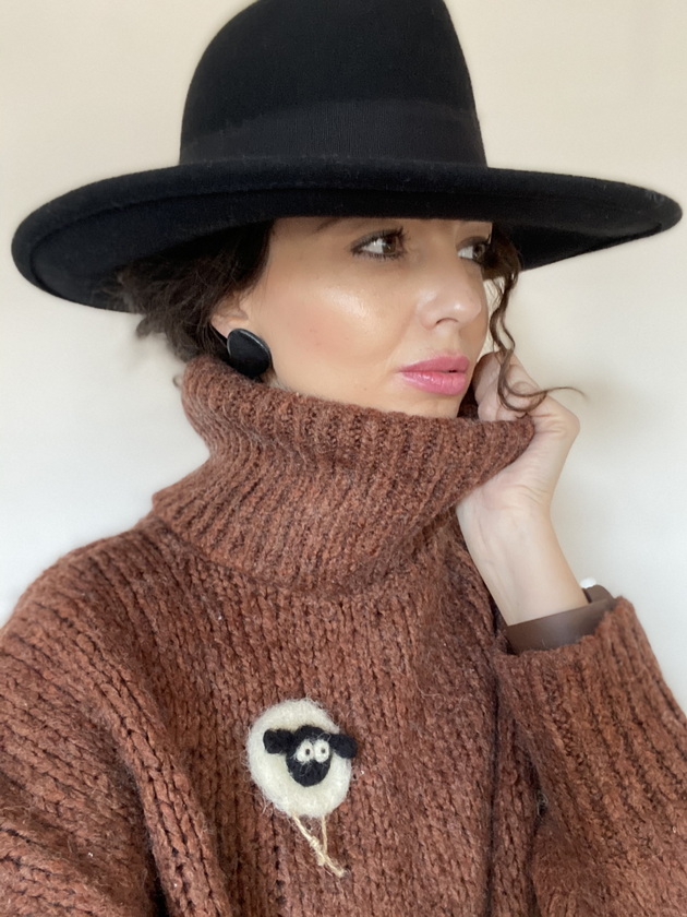 ivana-stojanovska-e-dama-so-prefinet-stil-sociolog-vo-uchilishte-i-izrabotuva-nakit-od-merino-volna-foto-13.jpeg