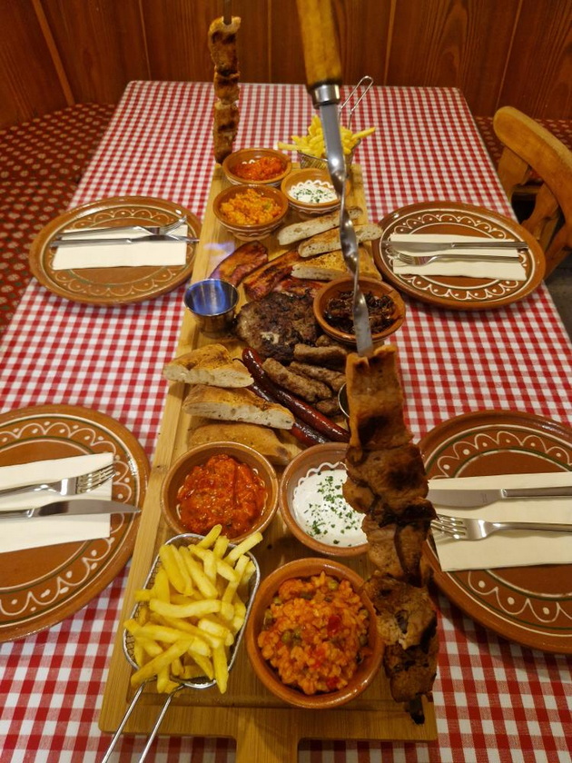 jovancho-28-od-kochani-e-sopstvenik-na-restoran-vo-germanija-rabotime-semejno-lokalot-e-vo-kukjata-kadeshto-zhiveeme-02.jpg