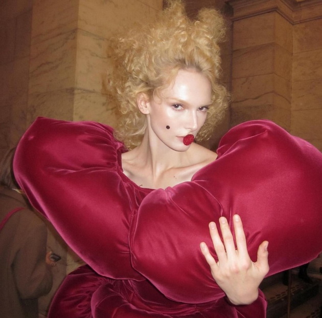 koj-e-transorodoviot-model-shto-vtora-godina-po-red-se-pojavi-na-shouto-na-victoria-s-secret-foto-21_2.jpg