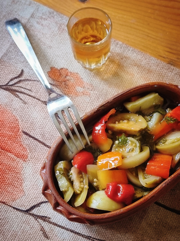 mila-od-oreshani-ima-svoja-gradina-so-ostatocite-od-zelenchuk-na-steblata-si-pravam-turshija-koj-e-mojot-recept-04_2.jpg