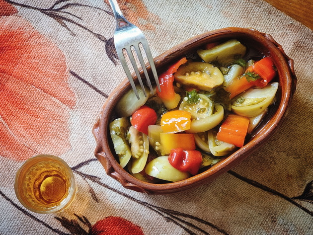 mila-od-oreshani-ima-svoja-gradina-so-ostatocite-od-zelenchuk-na-steblata-si-pravam-turshija-koj-e-mojot-recept-05_2.jpg