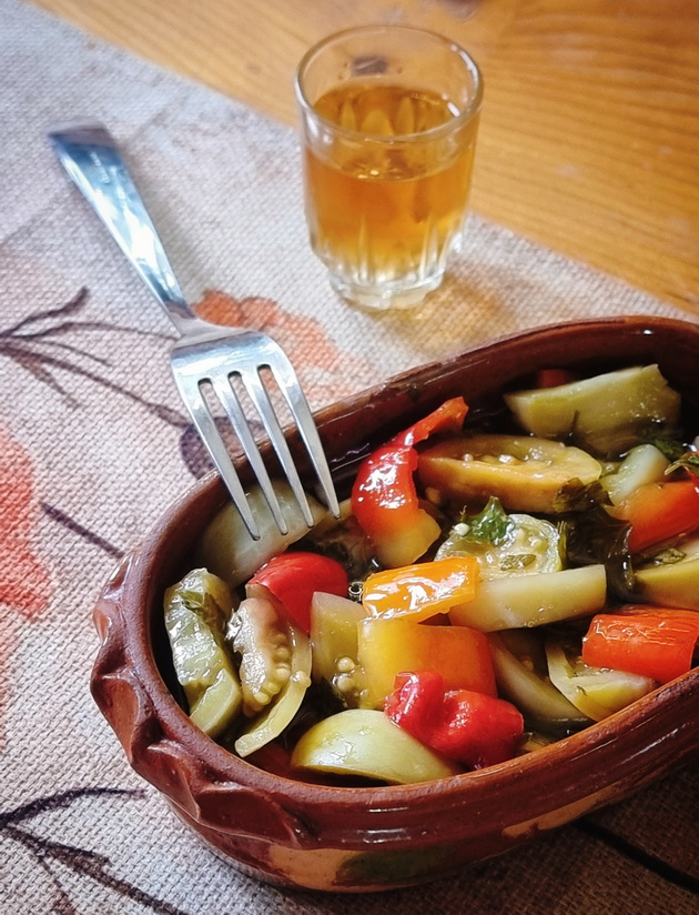 mila-od-oreshani-ima-svoja-gradina-so-ostatocite-od-zelenchuk-na-steblata-si-pravam-turshija-koj-e-mojot-recept-06_2.jpg