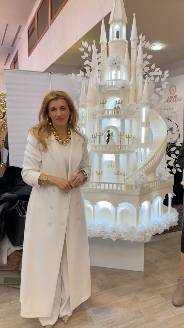 natasha-od-bitola-napravi-svadbena-torta-remek-delo-na-delovi-ja-nosevme-do-skopje-ima-1-000-kristali-so-led-sijalichki-02.jpg