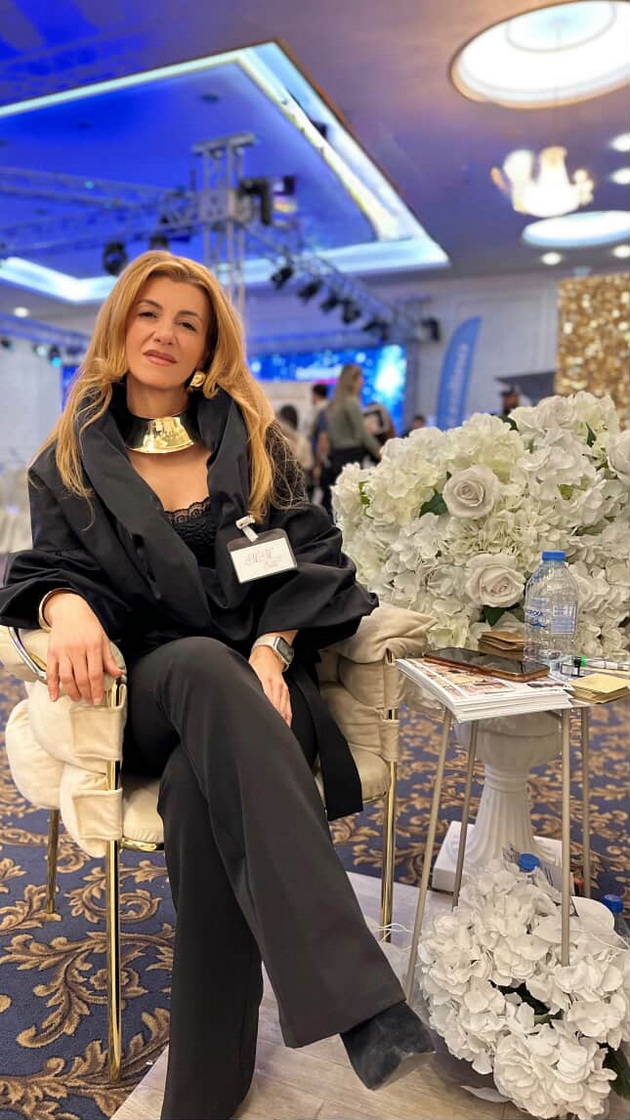 natasha-od-bitola-napravi-svadbena-torta-remek-delo-na-delovi-ja-nosevme-do-skopje-ima-1-000-kristali-so-led-sijalichki-02_1.jpg