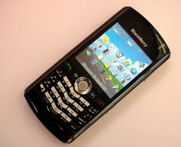 foto-dokazi-deka-mobilnite-telefoni-vo-2000-tite-bea-mnogu-pokul-od-modernite-smartfoni-10.JPG