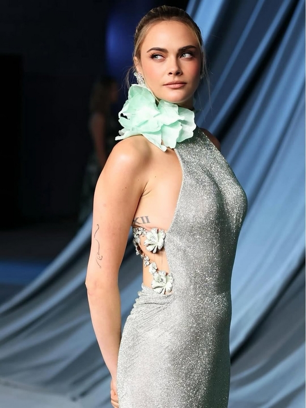 kara-delevinj-so-nov-imidzh-i-fileri-na-liceto-3-godini-po-voznemiruvachkite-fotki-zrachi-elegancija-na-gala-svechenost-04.JPG