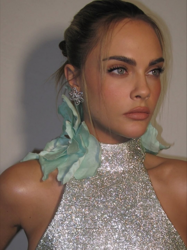 kara-delevinj-so-nov-imidzh-i-fileri-na-liceto-3-godini-po-voznemiruvachkite-fotki-zrachi-elegancija-na-gala-svechenost-05.JPG