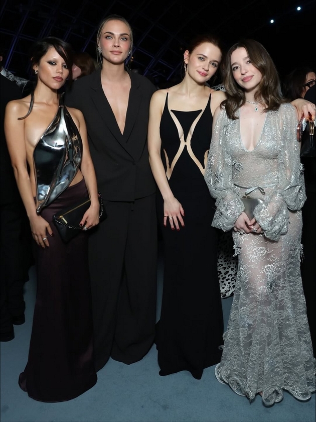 kara-delevinj-so-nov-imidzh-i-fileri-na-liceto-3-godini-po-voznemiruvachkite-fotki-zrachi-elegancija-na-gala-svechenost-07.JPG