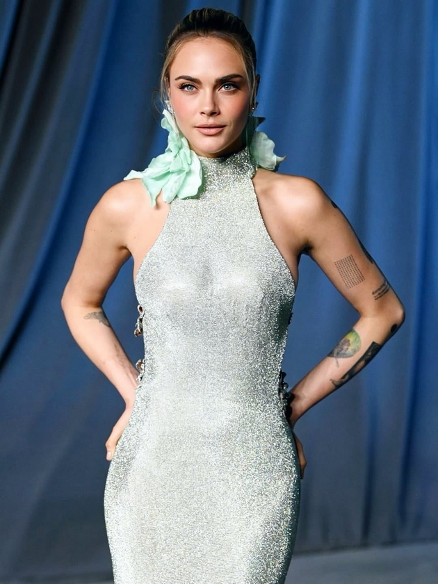 kara-delevinj-so-nov-imidzh-i-fileri-na-liceto-3-godini-po-voznemiruvachkite-fotki-zrachi-elegancija-na-gala-svechenost-08.JPG