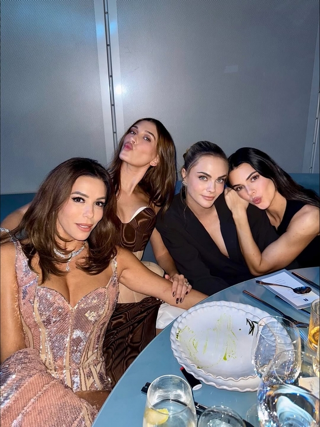 kara-delevinj-so-nov-imidzh-i-fileri-na-liceto-3-godini-po-voznemiruvachkite-fotki-zrachi-elegancija-na-gala-svechenost-10.JPG