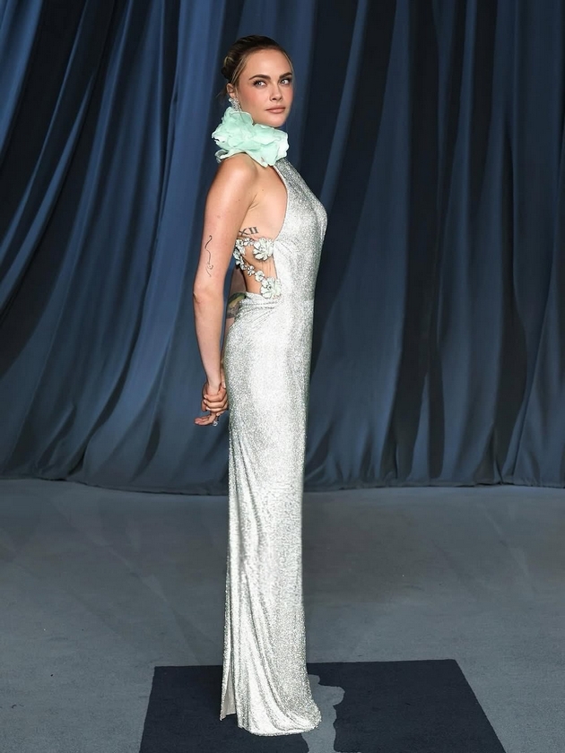 kara-delevinj-so-nov-imidzh-i-fileri-na-liceto-3-godini-po-voznemiruvachkite-fotki-zrachi-elegancija-na-gala-svechenost-11.JPG
