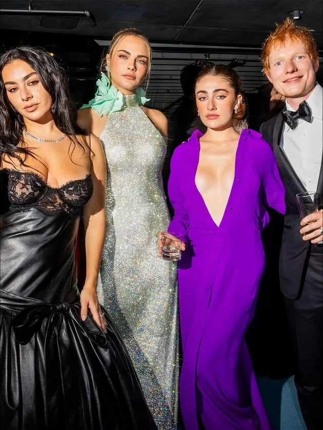 kara-delevinj-so-nov-imidzh-i-fileri-na-liceto-3-godini-po-voznemiruvachkite-fotki-zrachi-elegancija-na-gala-svechenost-12.JPG