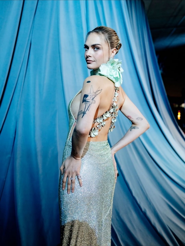 kara-delevinj-so-nov-imidzh-i-fileri-na-liceto-3-godini-po-voznemiruvachkite-fotki-zrachi-elegancija-na-gala-svechenost-15.JPG