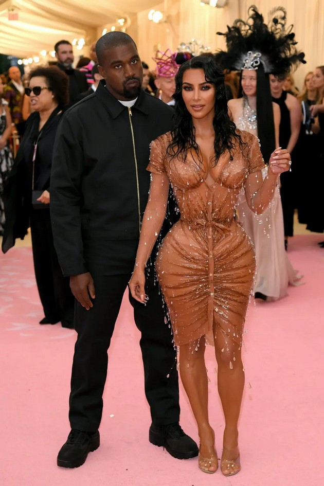 kim-kardashijan-otkri-deka-bliska-lichnost-najmila-platen-ubiec-za-nea-fanovite-ubedeni-deka-e-kanje-07.jpg