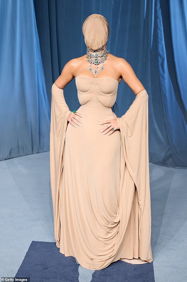 kim-kardashijan-vo-bizaren-autfit-so-maska-na-gala-svechenost-mozhebi-krie-luzni-od-plastichna-operacija-foto-02.JPG