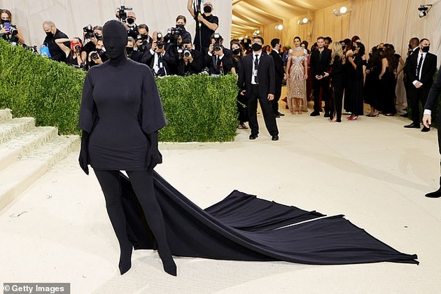 kim-kardashijan-vo-bizaren-autfit-so-maska-na-gala-svechenost-mozhebi-krie-luzni-od-plastichna-operacija-foto-04.JPG