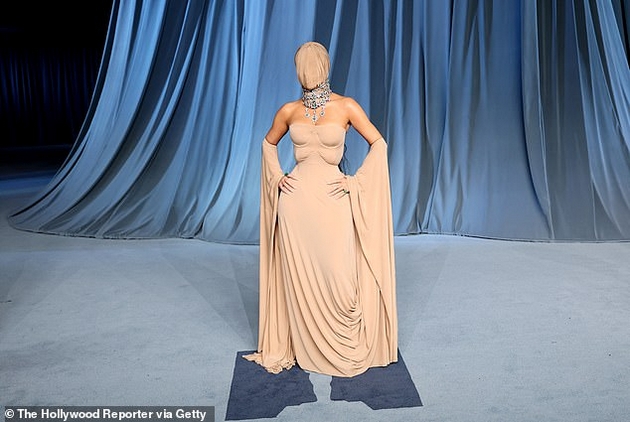 kim-kardashijan-vo-bizaren-autfit-so-maska-na-gala-svechenost-mozhebi-krie-luzni-od-plastichna-operacija-foto-05.JPG