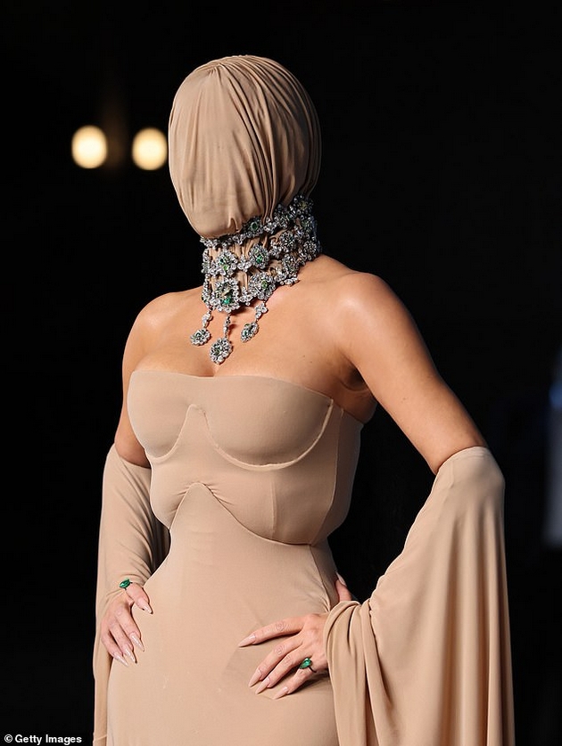 kim-kardashijan-vo-bizaren-autfit-so-maska-na-gala-svechenost-mozhebi-krie-luzni-od-plastichna-operacija-foto-06.JPG