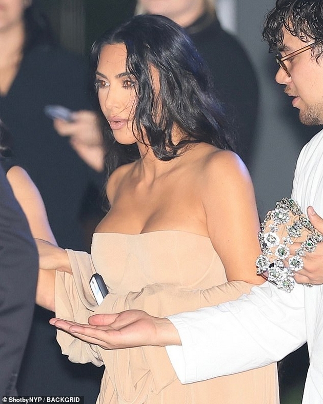 kim-kardashijan-vo-bizaren-autfit-so-maska-na-gala-svechenost-mozhebi-krie-luzni-od-plastichna-operacija-foto-7.JPG