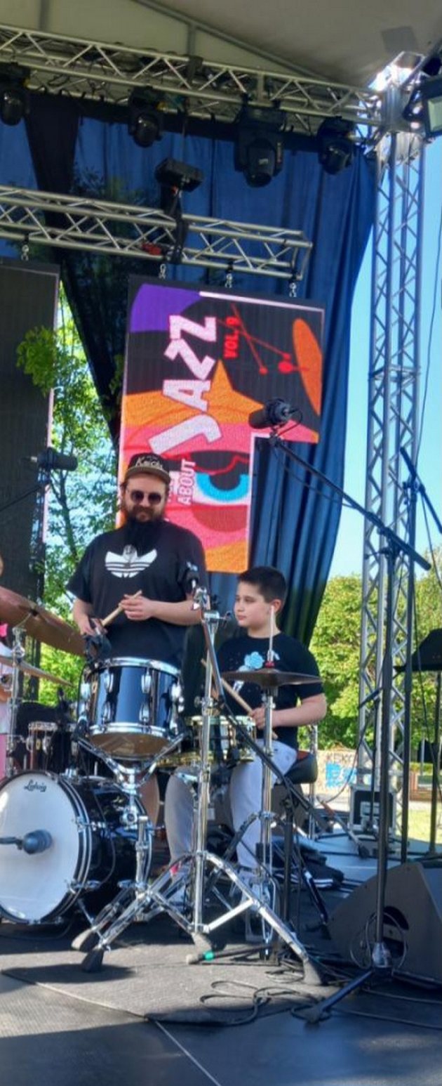 marko-petrov-11-e-talentiran-tapanar-sviram-nekolku-udarni-instrumenti-pochnav-od-3-godishna-vozrast-02.JPG
