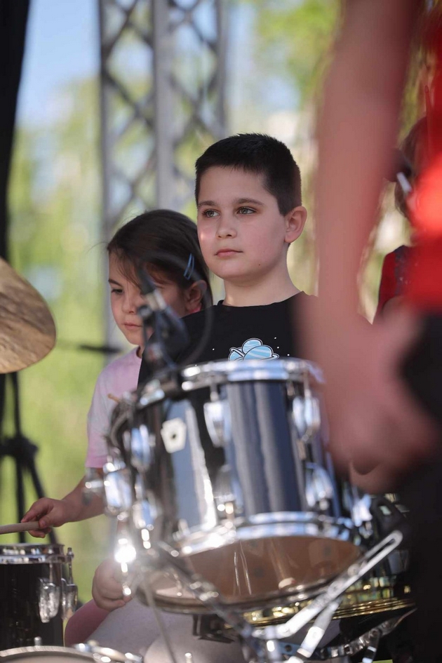 marko-petrov-11-e-talentiran-tapanar-sviram-nekolku-udarni-instrumenti-pochnav-od-3-godishna-vozrast-03.JPG