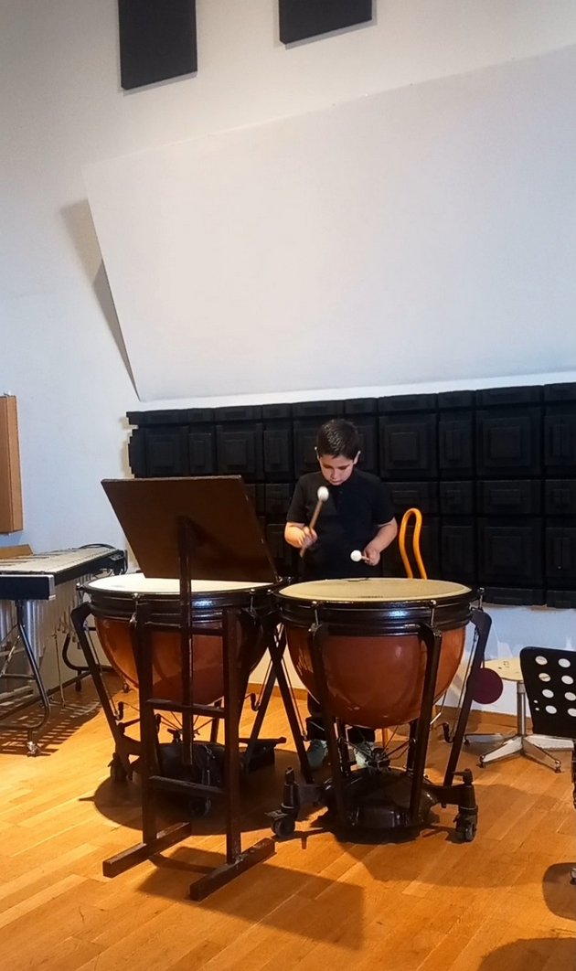 marko-petrov-11-e-talentiran-tapanar-sviram-nekolku-udarni-instrumenti-pochnav-od-3-godishna-vozrast-04.JPG