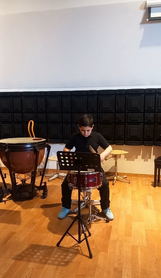 marko-petrov-11-e-talentiran-tapanar-sviram-nekolku-udarni-instrumenti-pochnav-od-3-godishna-vozrast-07_copy.JPG