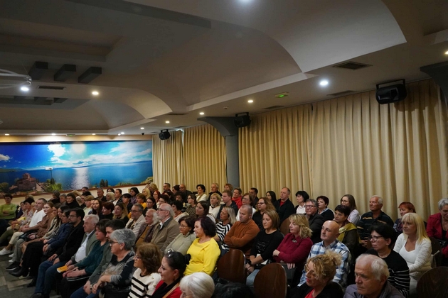 na-56-godini-mirjana-sionova-od-ohrid-go-stori-toa-shto-mnogumina-samo-sonuvaat-ja-izdade-svojata-prva-kniga-03.JPG