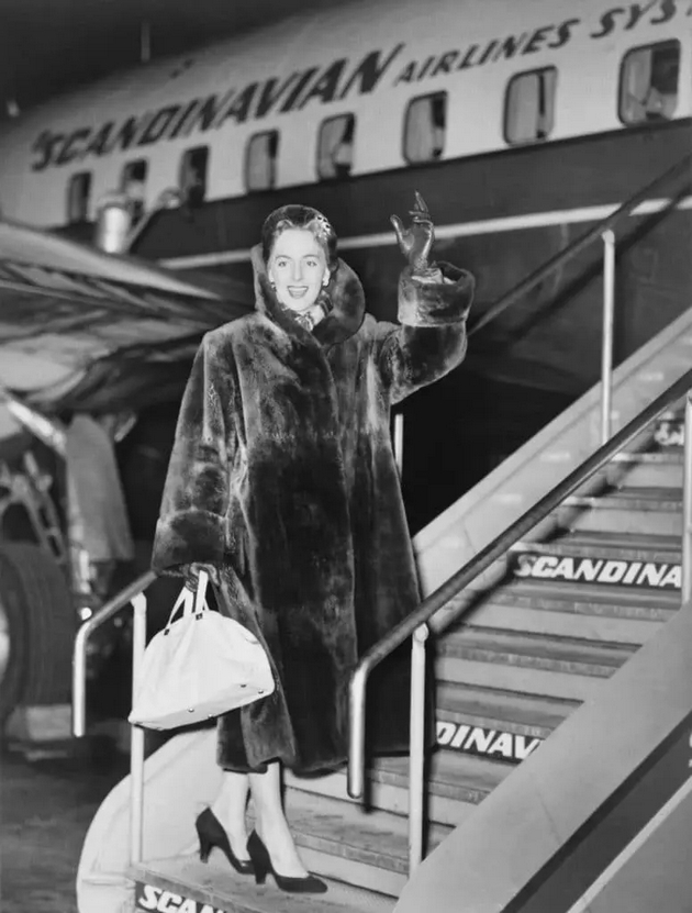 od-vojnik-do-dzvezda-koja-e-transrodovata-zhena-shto-megju-prvite-go-promenila-polot-so-operacija-02.JPG