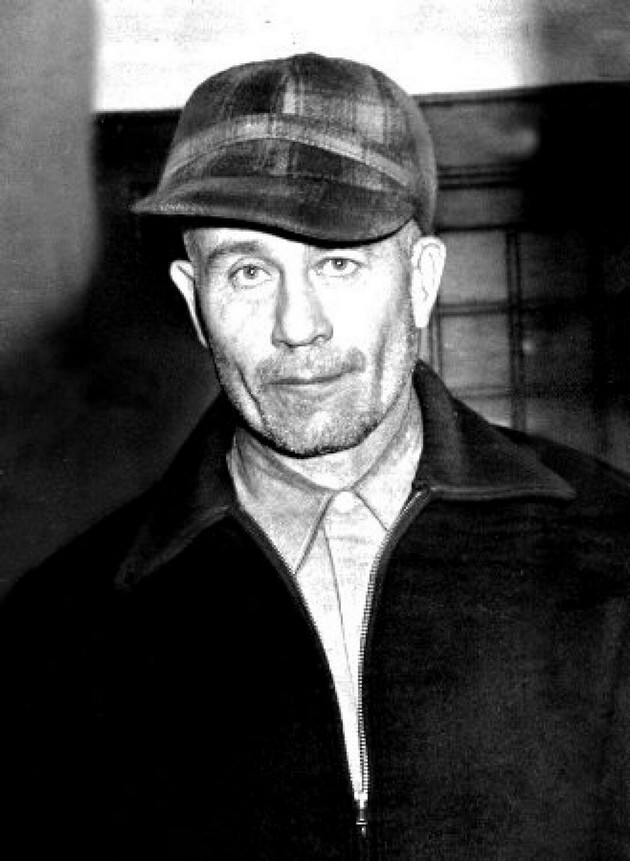 otkopuval-grobovi-pravel-ukrasi-od-chovechki-delovi-koj-e-ubiecot-ed-gejn-od-novata-serija-na-netfliks-05.jpg