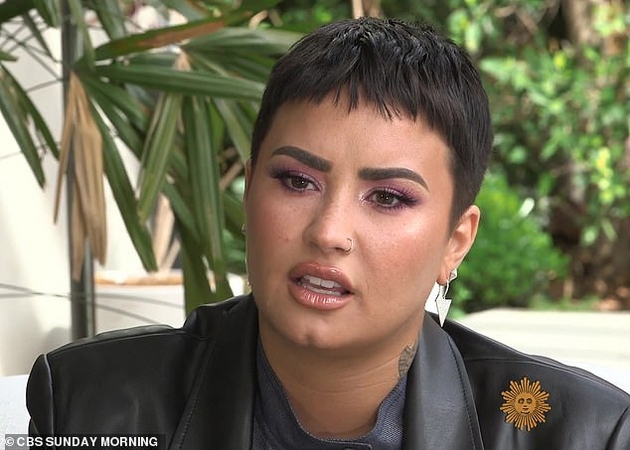 se-predozira-dozhivea-infarkt-zboruvashe-so-vonzemjani-niz-shto-se-pomina-demi-lovato-pred-da-napravi-kambek-09.JPG