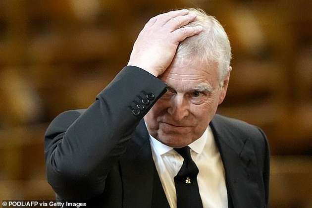 so-pedofilot-dzhefri-epstin-siluval-maloletnichki-go-izbrkaa-od-semejstvoto-propasta-na-bratot-na-kralot-charls-07.JPG
