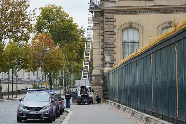 vlegle-preku-balkon-ukrale-nakit-so-dijamanti-detali-za-filmskiot-grabezh-vo-muzejot-luvr-09.JPG
