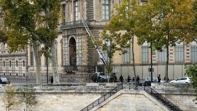 vlegle-preku-balkon-ukrale-nakit-so-dijamanti-detali-za-filmskiot-grabezh-vo-muzejot-luvr-10.JPG