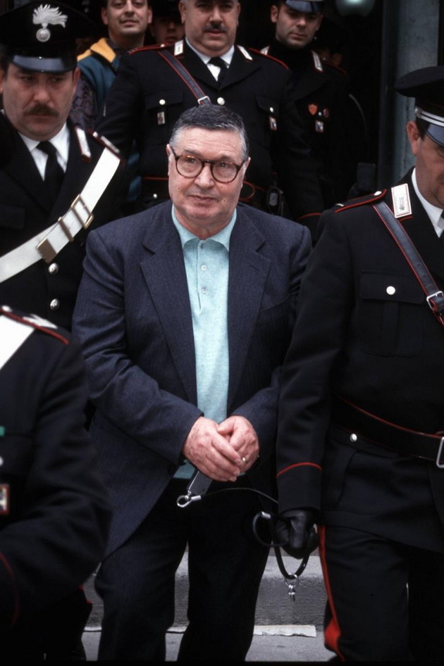 17-godishniot-sin-go-teral-da-ubie-chovek-go-nosi-epitetot-najsuroviot-mafijash-vo-italija-koj-e-salvatore-toto-rina-06.jpg