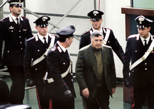 17-godishniot-sin-go-teral-da-ubie-chovek-go-nosi-epitetot-najsuroviot-mafijash-vo-italija-koj-e-salvatore-toto-rina-11.jpg