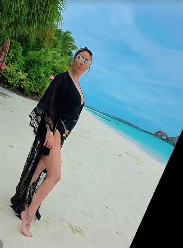 ana-nikolikj-se-omazhi-so-partnerot-koj-ja-pretepa-pred-2-meseca-tajna-venchavka-na-plazha-na-maldivi-04_copy.jpg